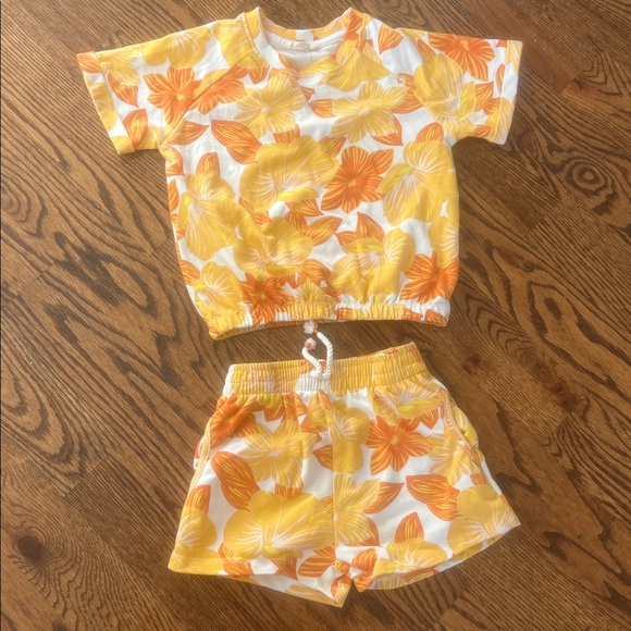 Girls Jessica Simpson Yellow and Orange Patterned Top and bottom size 5/6 - Picture 1 of 3